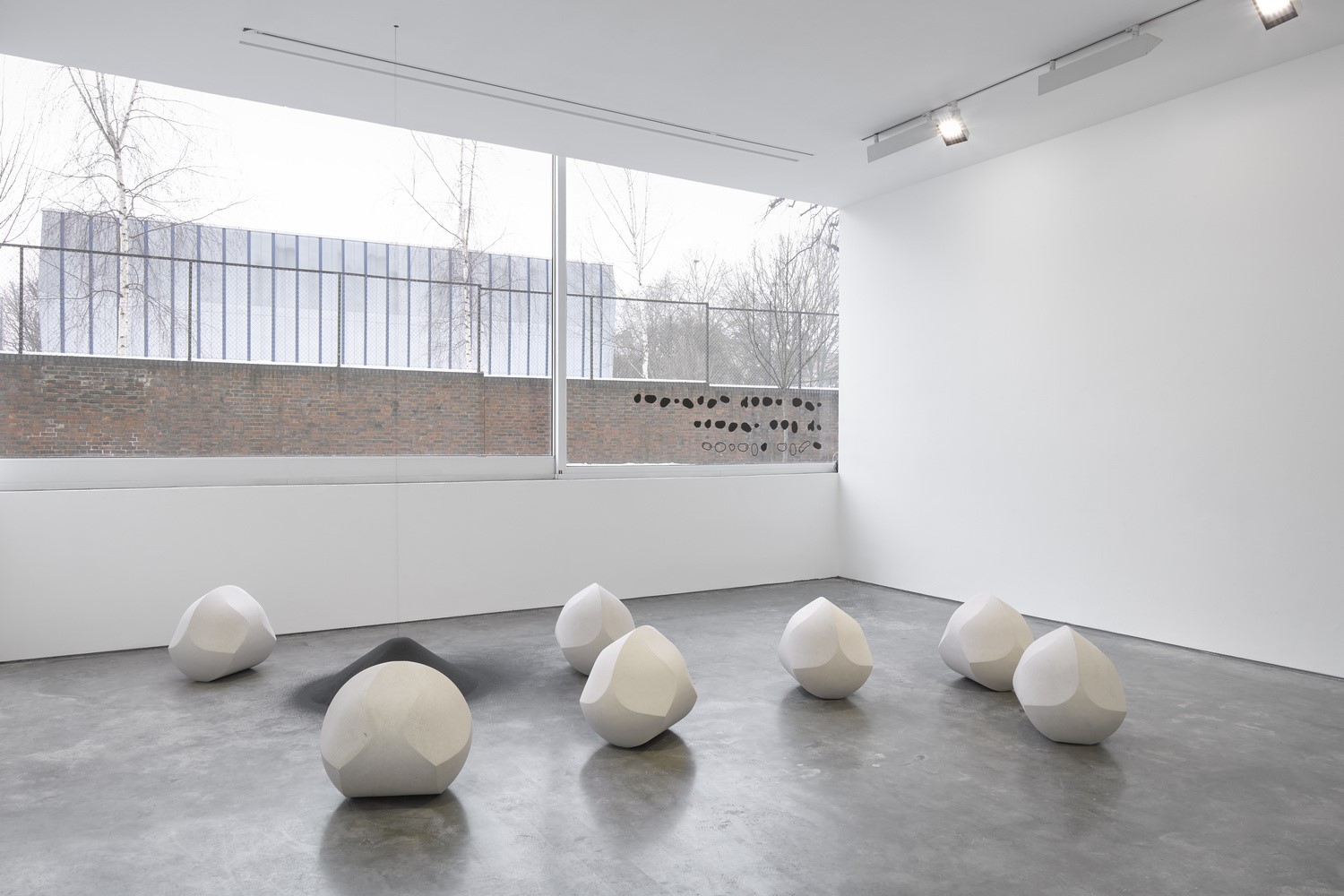 Ryan Gander koncepcionális művész kiállítása, Lisson Galéria, London: "The Self Righting of all Things", 2018.