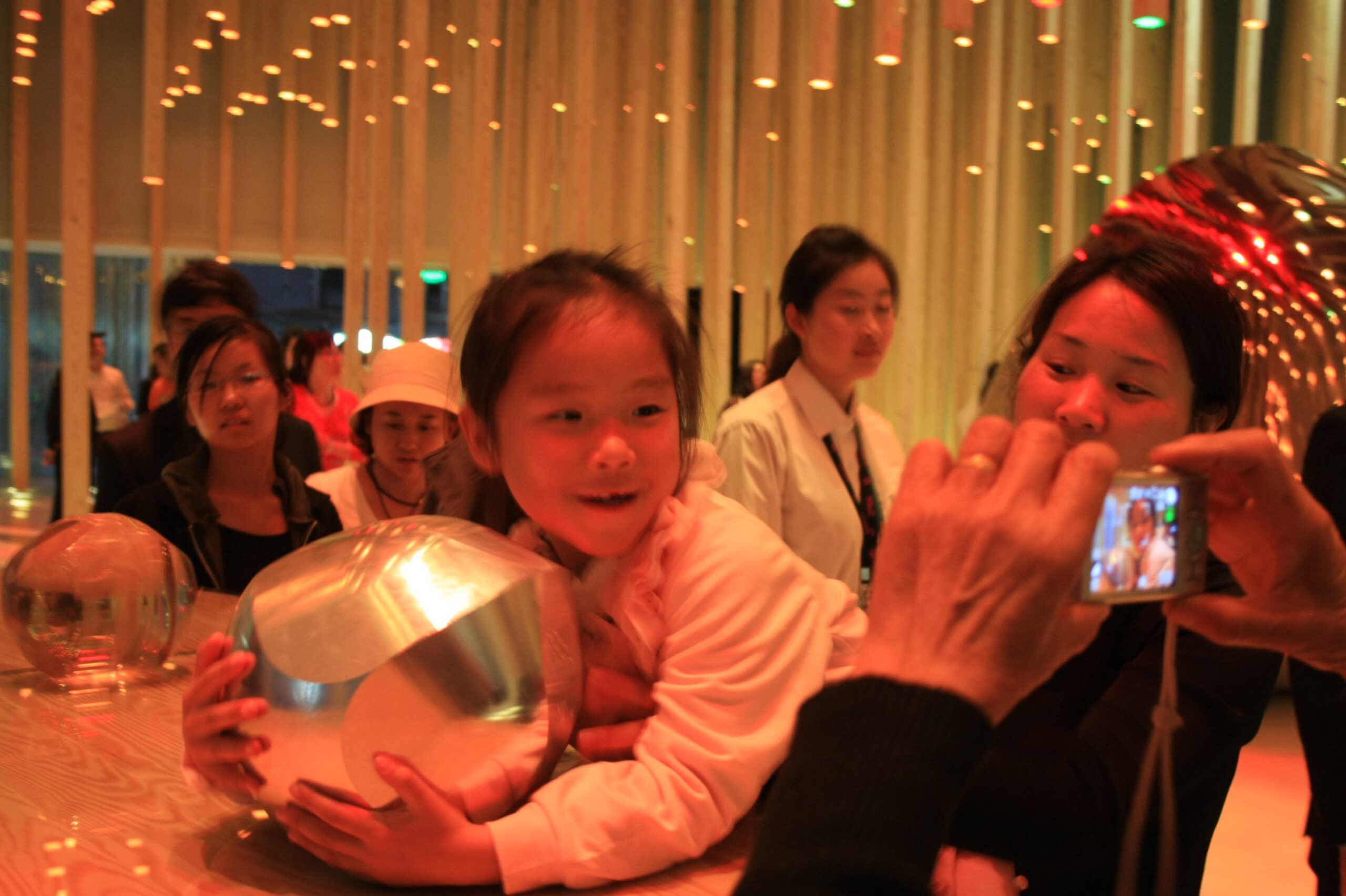 A magyar pavilon látogatói a 2010-es sanghaji világkiállításon