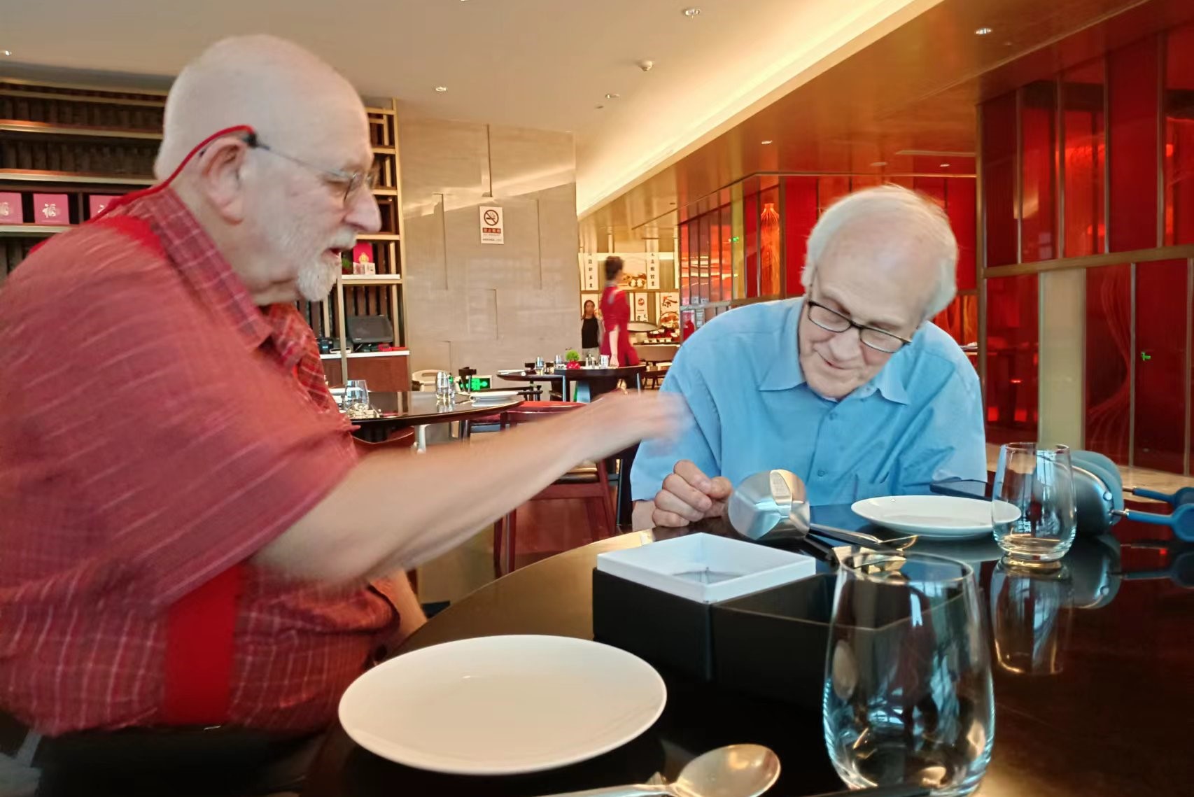 Sir Michael Berry explains mechanical equilibrium to David Gross, using Gömböc 2023 in the lobby of the Sunsrise Kempinski Hotel in Beijing, on July 19th 2023.